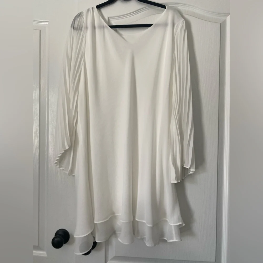 Hot in Hollywood Elegant White V-neck  Pleated Blouse Women’s Size 3X